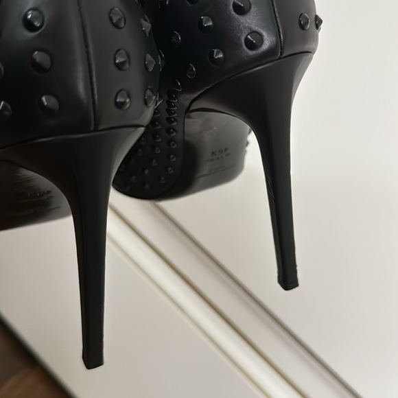 SAINT LAURENT Leather Stud-Embellished Paris Pumps Size 40.5 - Picture 10 of 14